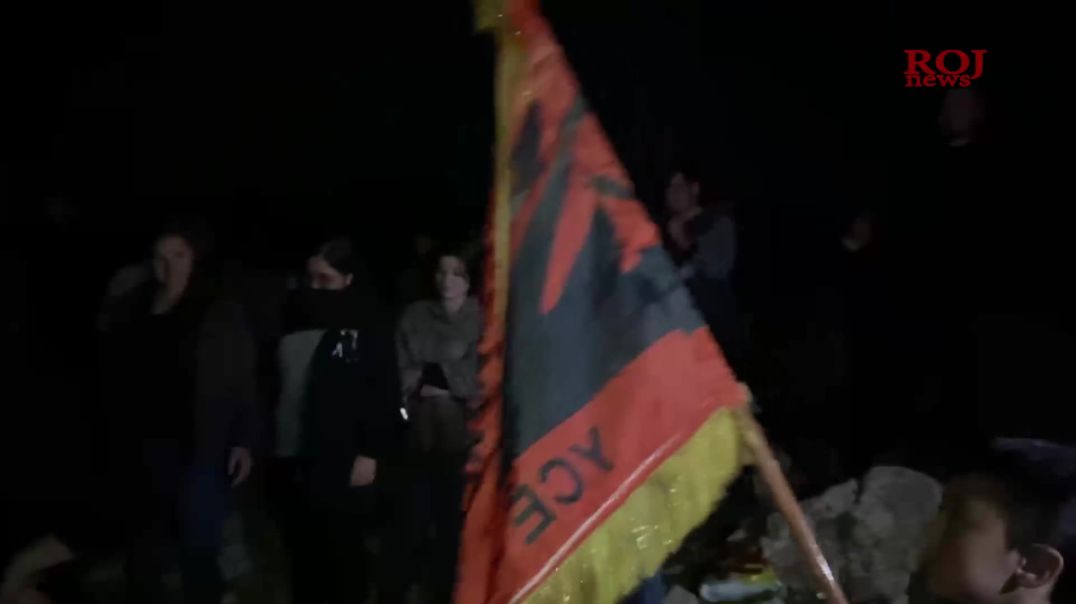 Ciwanên Êzidî li ser çiyayê Şengalê rojbûna Ocalan pîrozkirin