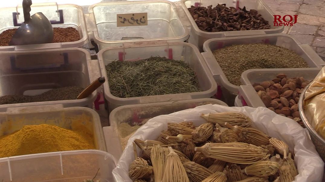  دوکاندارێک تەمەنێکە ژیانی لەناو ڕەنگ و بۆنی بەهاراتەکاندا بەڕێدەکات