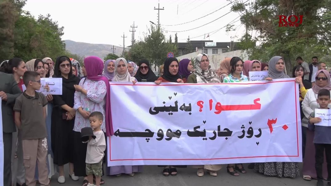 مامۆستایانی ژن لە پێشەوەی خۆپیشاندانەکاندا درووشم دژی دەسەڵاتداران دەڵێنەوە