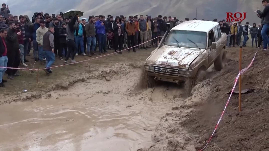 پێشبڕكێی ئۆتۆمبێلەكان لەناو قوڕولیتە نمایشێکی پڕ لە سەرکێشیی