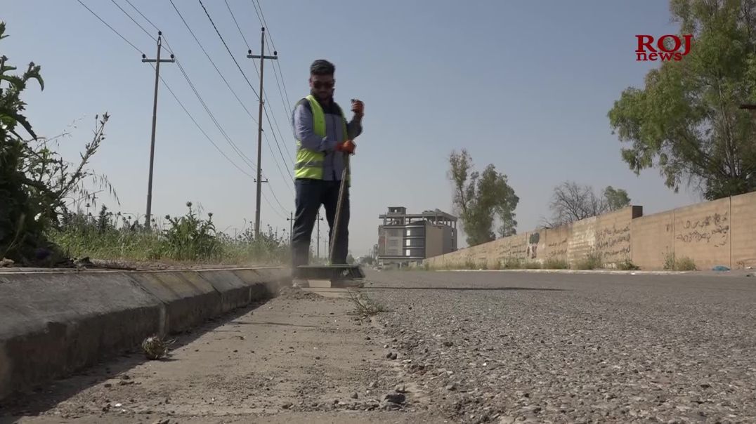 ژینگەپارێزێک.. پاکردنەوەى شەقامەکان ماندووی ناکات توانجی هاوڵاتییان و شۆفێران نەبێت