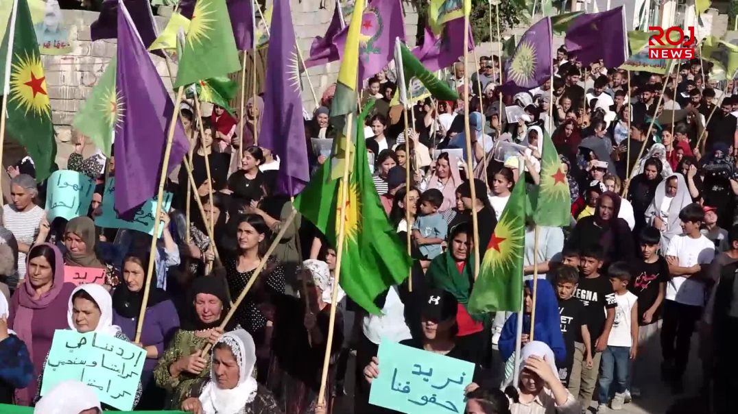 Xelkê Mexmûrê li dijî ambargo û girtina endamên şandeya wargehê meşiyan