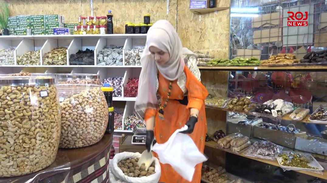 سوهام لە ڕێگەی دووکانەکەیەوە خواردنە کوردەوارییەکان بە گەشتیاران دەفرۆشێت