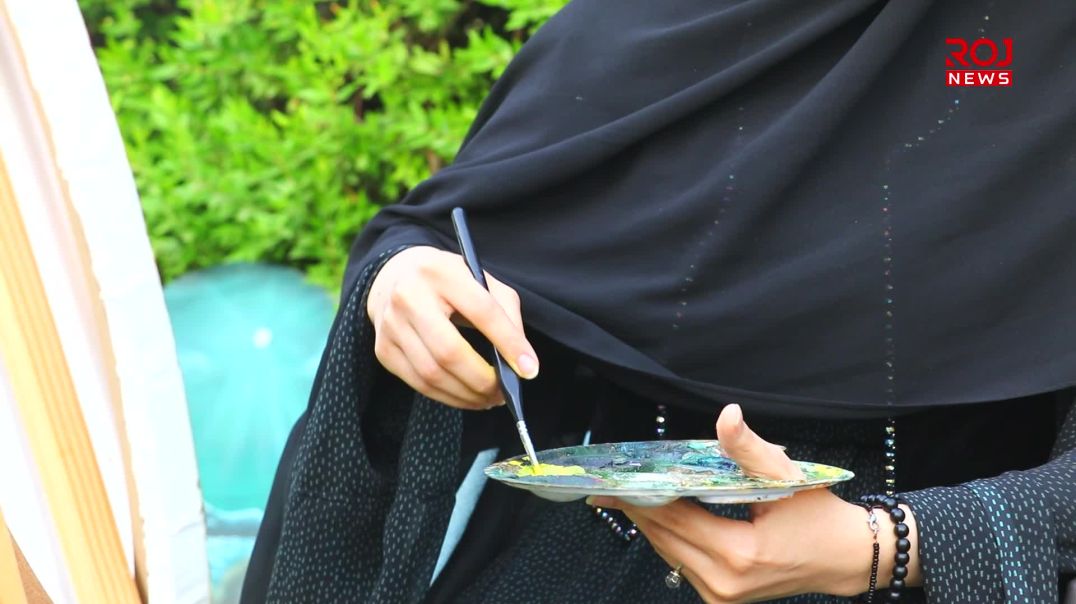 ژنێکی گەنج خەونەکانی لەسەر تابلۆکان دەکات بە ڕاستی