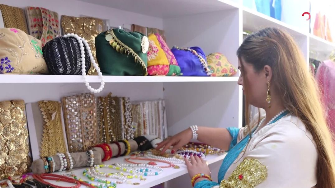 ژنێکی دیزاینەری جلوبەرگ بە شێوەیەکی جیاواز کەلتووری کوردی دەپارێزێت