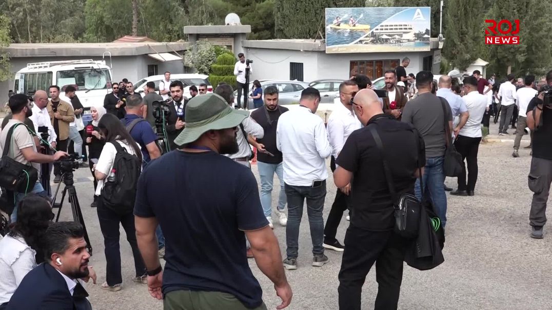 بەشداربووانی مەراسیمەکەی گەریلا خۆیان بۆ بەڕێكکەوتن ئامادە دەکەن
