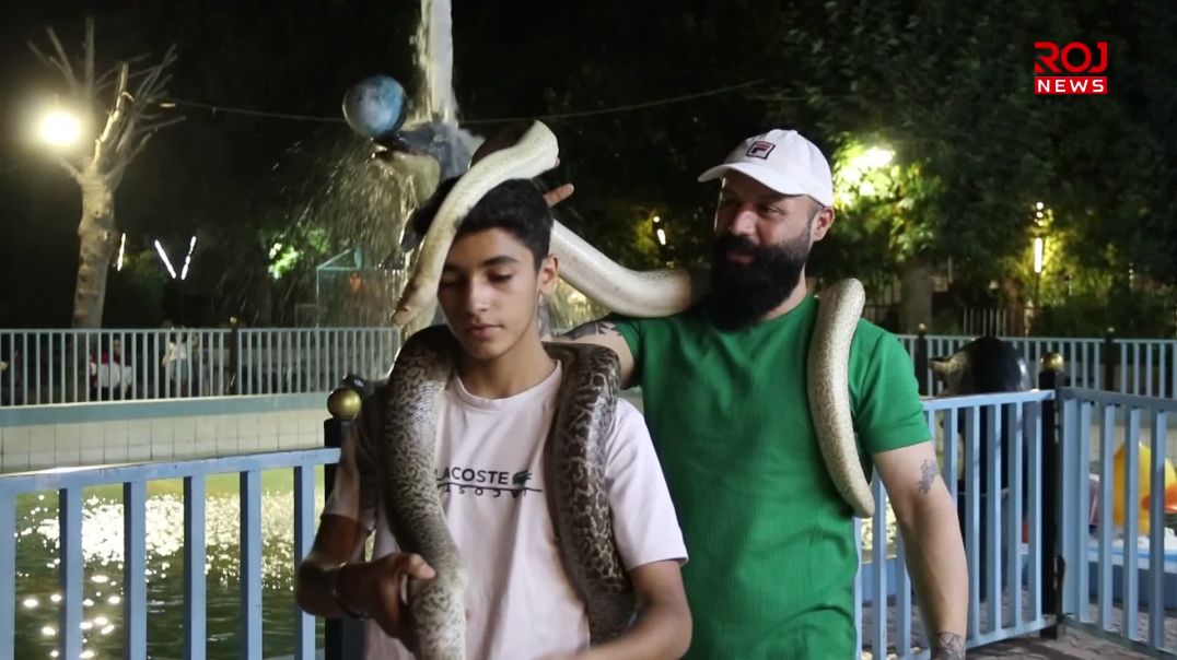 گەنجێک ڕاهێنان بە مار دەكات و هەوڵی شکاندنی ترسی هاوڵاتییان دەدات