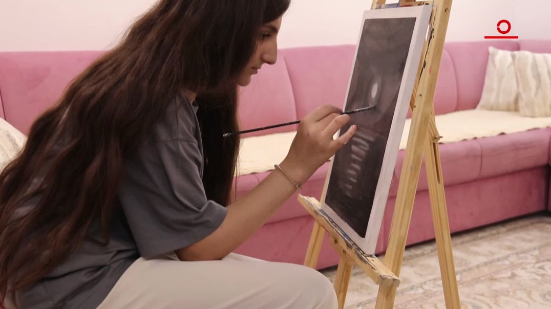ژنە هونەرمەندێکی گەنجی ئاکرێ جوانی سرووشت دەكاتە تابلۆ