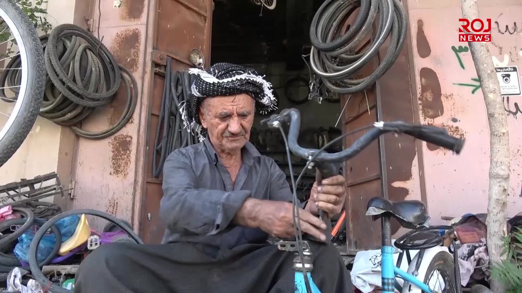 زیاتر لە شەست ساڵە وەستا مەولود بە دەستە ماندووەکانی پاسکیل چاکدەکاتەوە