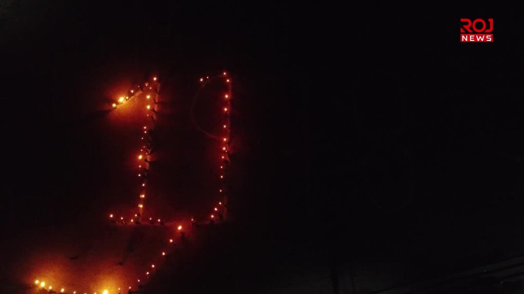 Xwendevanên Mexmûrê bi meşaleyan koreografiya dîroka avabûna PKK’ê çêkirin