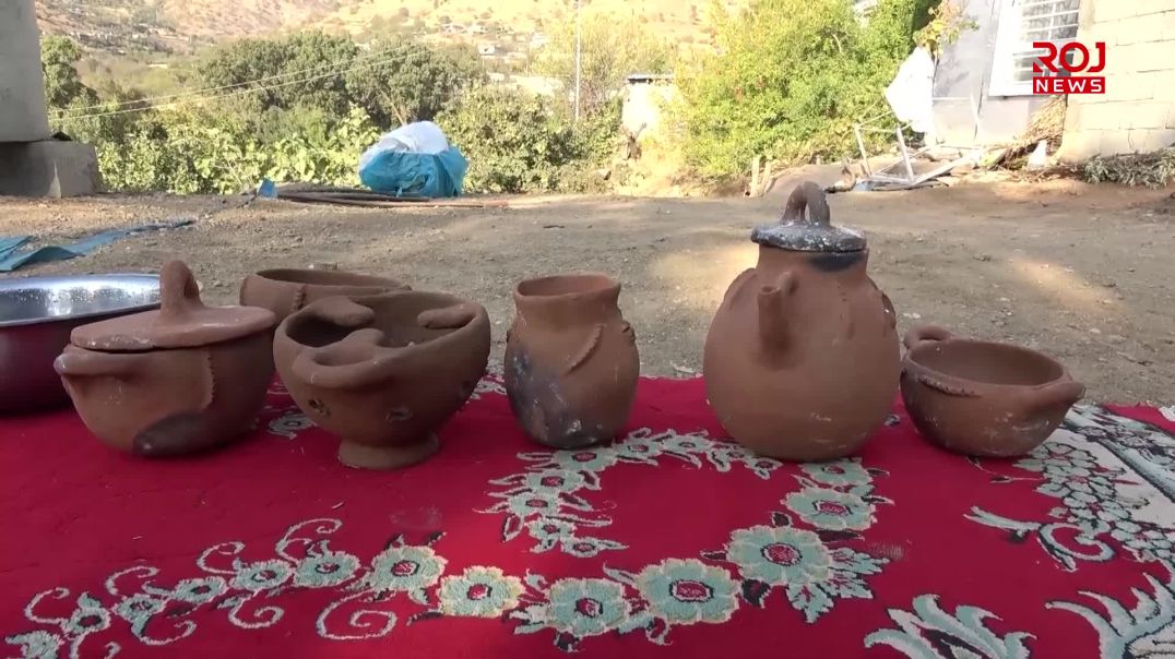 ماوەی ٢٠ ساڵە ژنێك گۆزە درووست دەكات