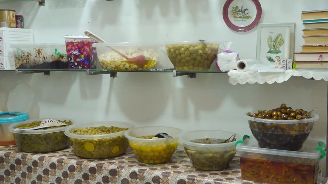 ژنێک بازاڕی چوارقوڕنە بە ترشیاتی خۆماڵی دەڕازێنێتەوە