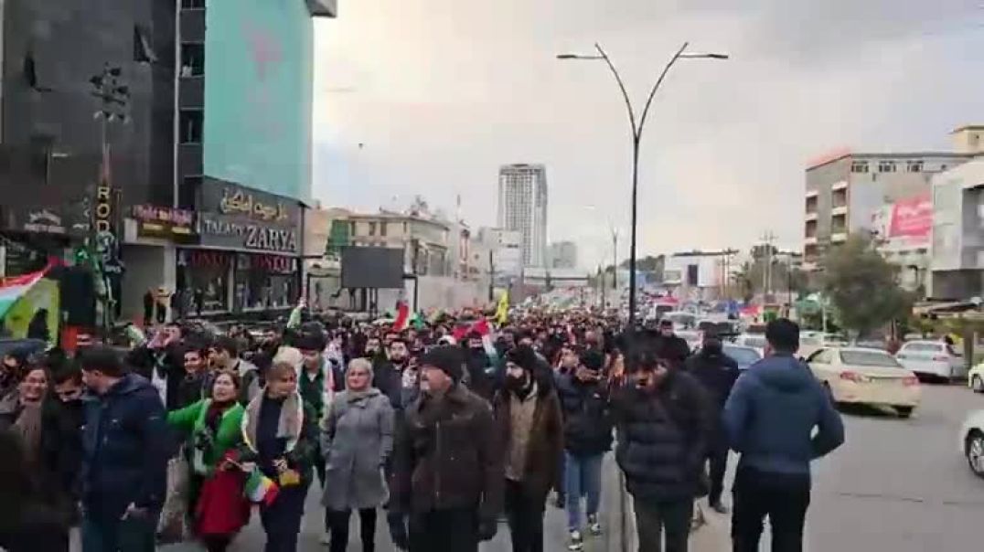 هەزاران کەس لە سلێمانی بۆ پشتیوانی لە ڕۆژئاوا ڕژانە شەقامەکان