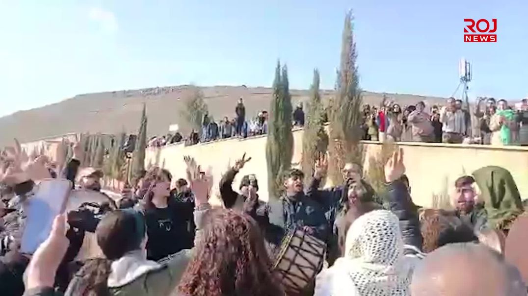 گەنجانی ڕۆژئاوا لە سەر سنوور لە چاوەڕوانی گەنجانی باشووردان