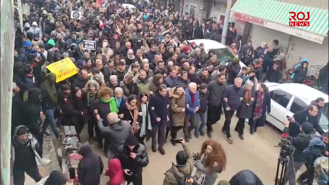 گەلی پێرسووس بەرەو کۆبانێ ڕێپێوان دەکەن