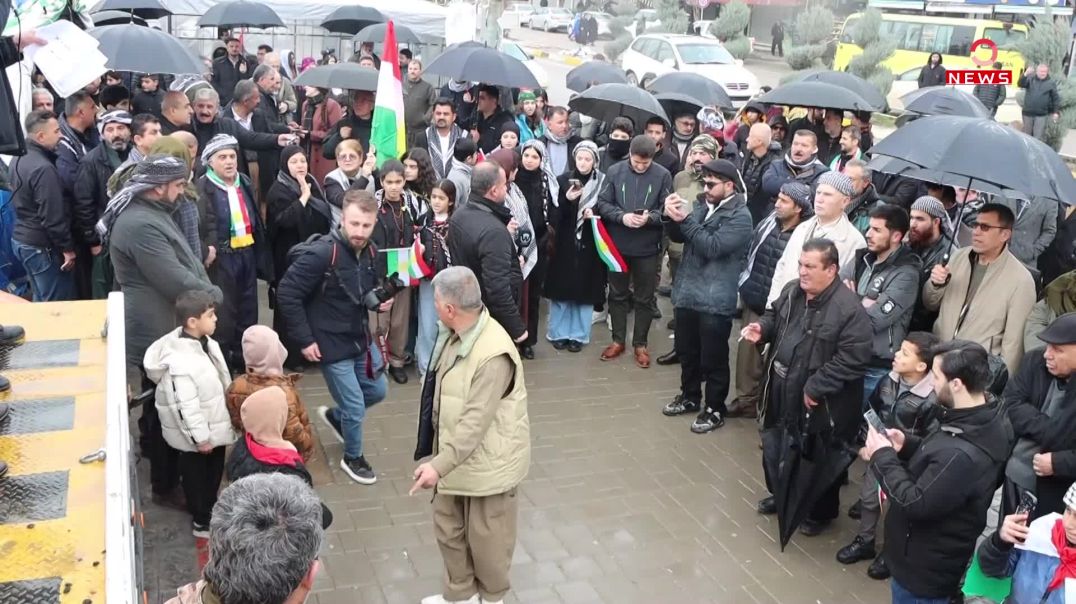 جەماوەری ڕانیە لە ژێر باراندا سنوورە دەستکردەکانیان سڕییەوە