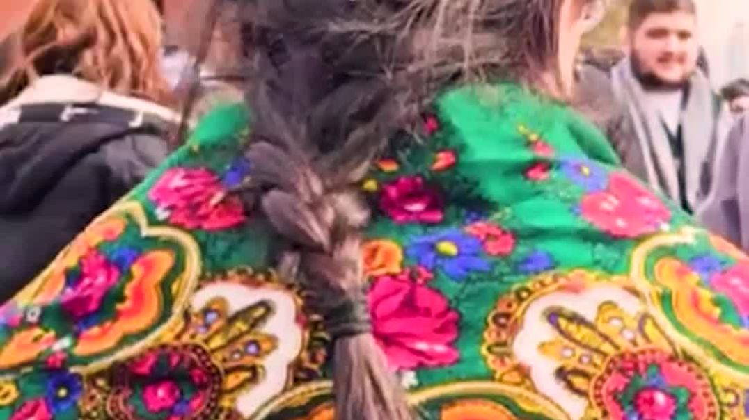 ژنان بەردەوامن لە هەڵمەتی کەزی کردنی پرچیان، دەڵێن" ئێوە کەزییەکما ببڕن ئێمە هەزاران دەهۆنینەوە