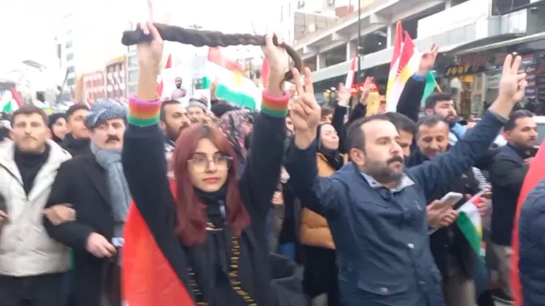 دهۆکییەکان بۆ پشتیوانی ڕۆژئاوا ڕژانە سەر شەقامەکان