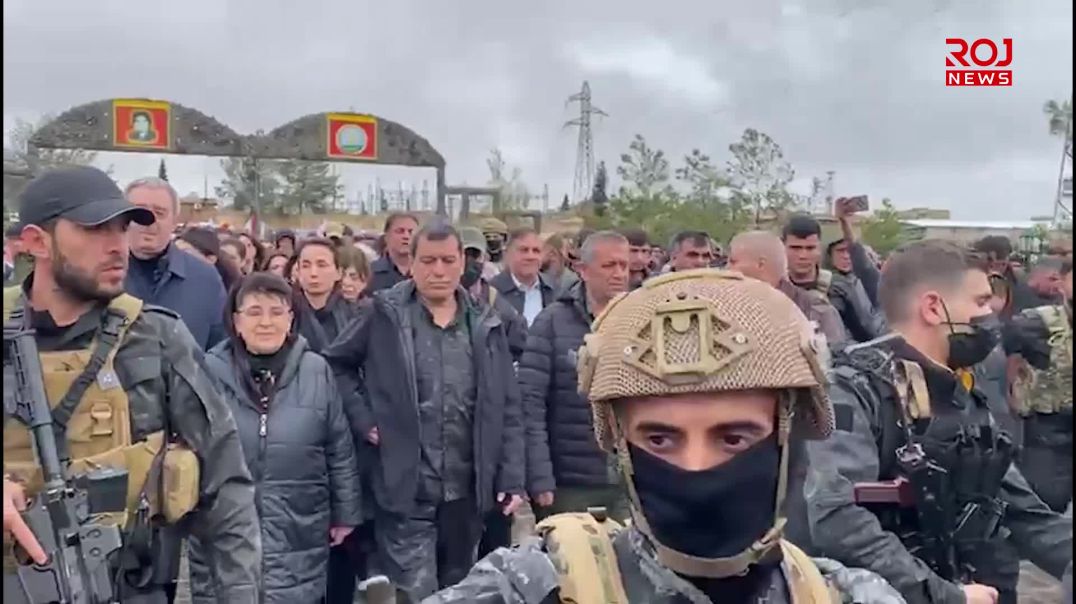 مەزڵوم عەبدی و شاندی باکووری کوردستان گەیشتنە شوێنی بەخاکسپاردنی تەرمی شەهید ساڵح موسلیم لە کۆبانێ