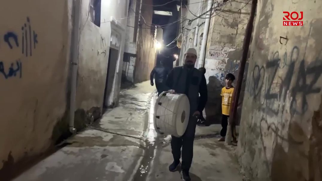 غُفران شاب من أهالي الموصل القديمة أخذ على عاتقهِ إحياء مهنة "المسحراتي" الرمضانية