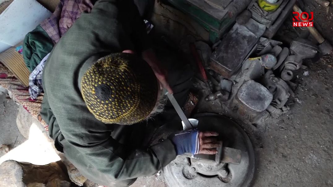 مام سادق؛ نیو سه‌ده‌یه‌ له‌ناو ئاگر و ئاسندا نانی ڕۆژانه‌ی په‌یدا ده‌كات