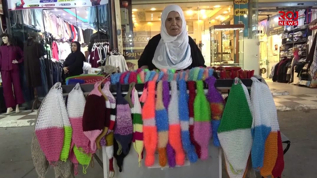 قەڵادزێ؛ دایە ئایشەی تەمەن ٧٠ ساڵ بە دەستە ماندووەکانی ڕەنگەکانی ژیان دەچنێت