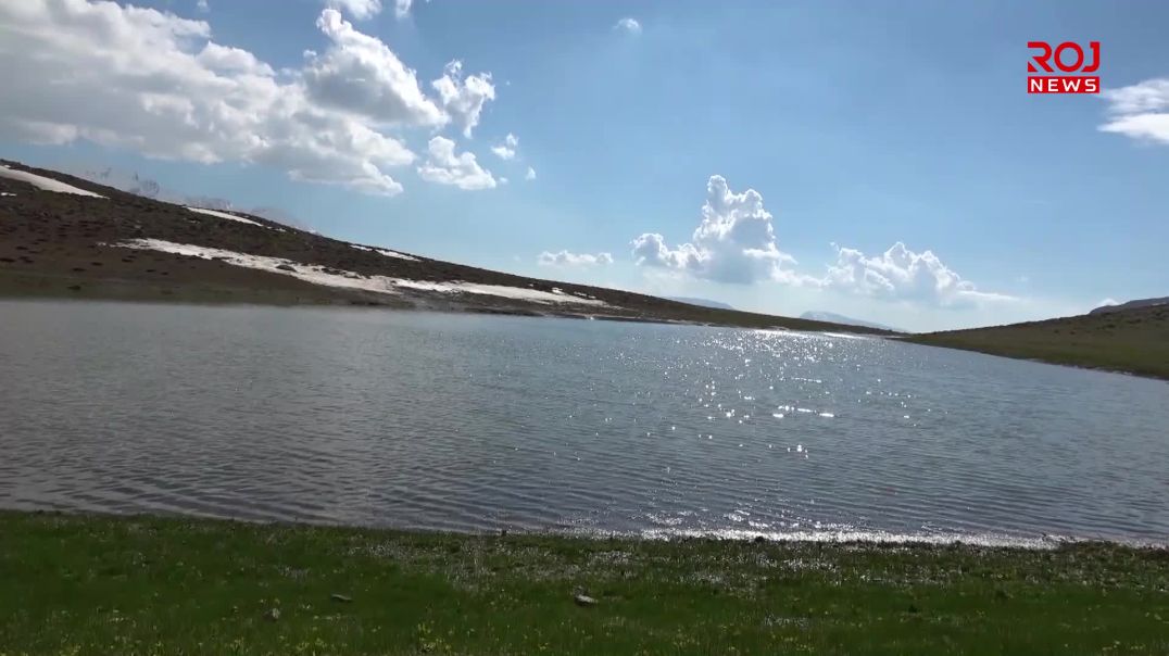 دیمەنە ناوازەکانی گۆمی كانییە ڕەش هەزاران گەشتیار کەمەندکێش دەکات