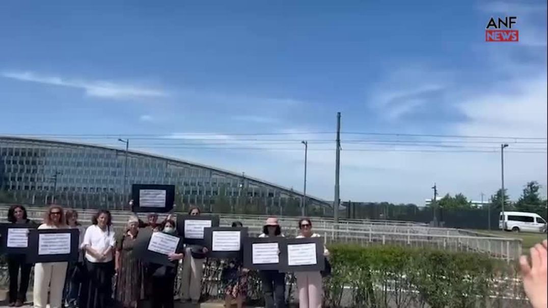کۆمیسیۆنی ژنانی کەنەکە  لە بەردەم بارەگای ناتۆ گردبوونەوە