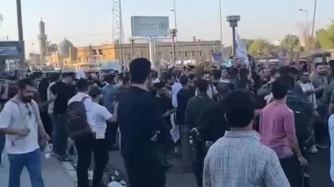 ⁣تظاهر عدد من خريجي المجموعة الطبية في العاصمة بغداد