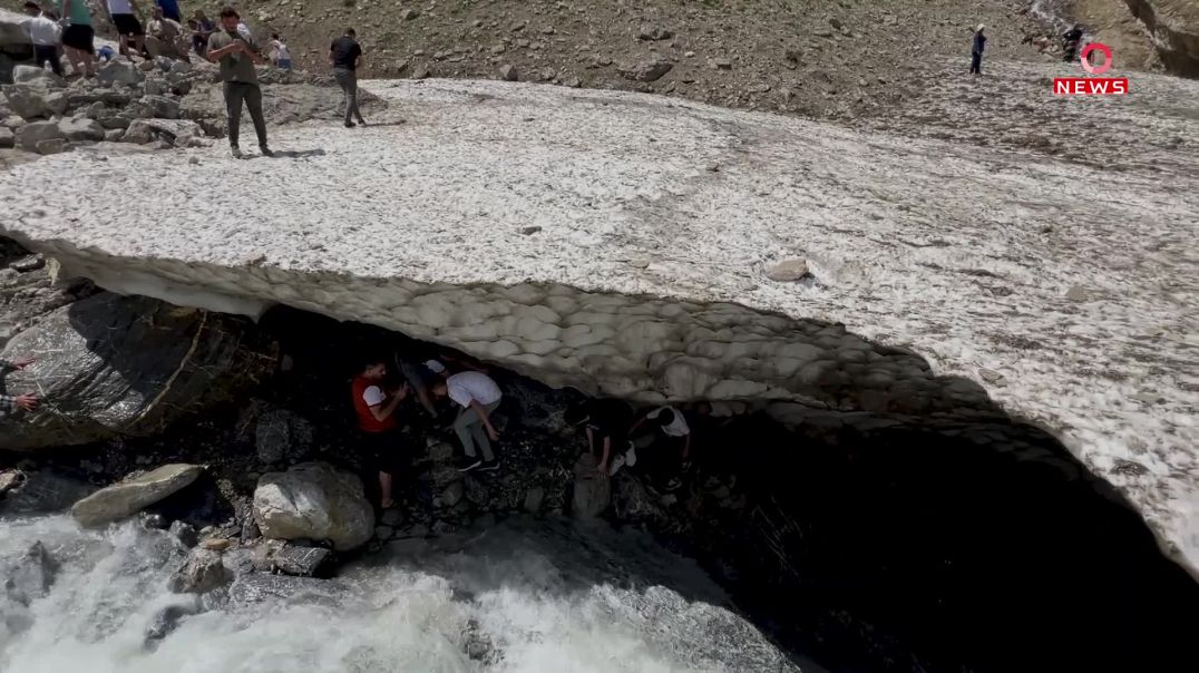 دیمەنی بەفرەکانی باڵەکایەتی گەشتیاران بۆ خۆی ڕادەکێشێت