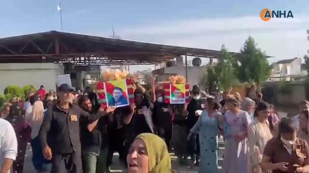 بە مەراسیمێکی جەماوەری تەرمی شەهیدانی زیندانی کۆبانێ بەخاکسپێردرا