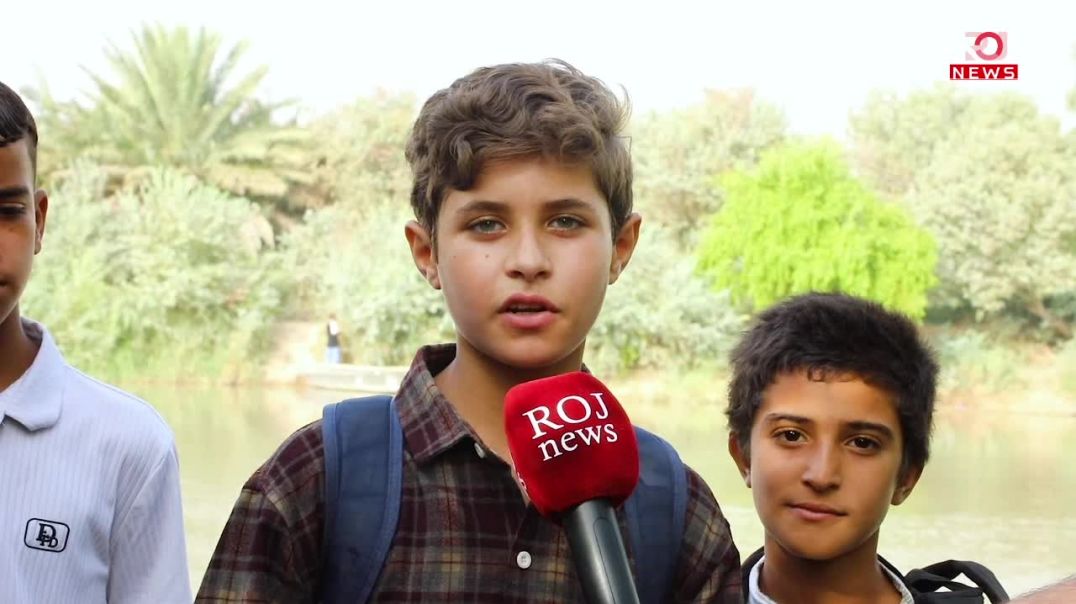 طلاب في ميسان يعبرون دجلة بزوارق متهالكة